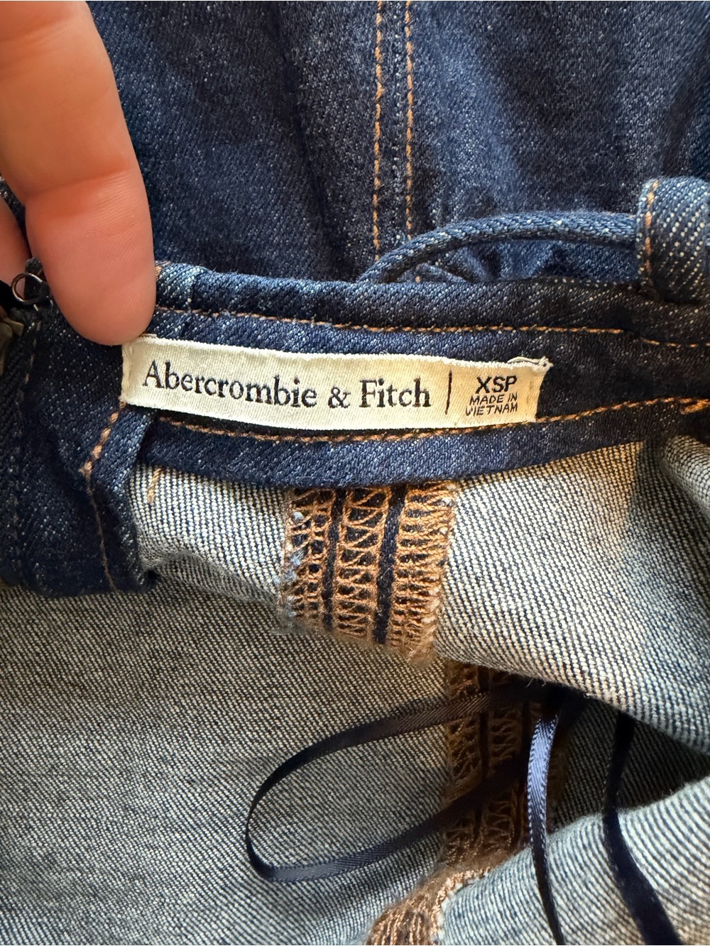 Abercrombie & Fitch dipped waist cross-back denim mini dress in indigo wash - Picture 5 of 5